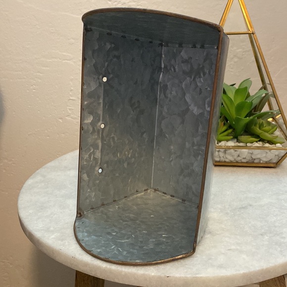 🤍Decorative Tin Holder/Basket - Picture 3 of 5